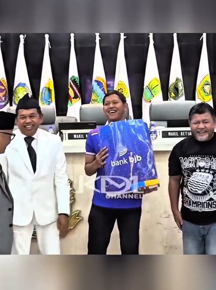 Apresiasi kemenangan Persib, 9 momen Dedi Mulyadi siapkan hadiah uang Rp 1 Miliar dari dana pribadi