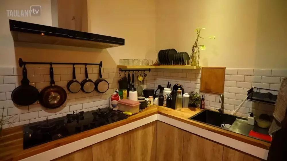 Area masaknya mungil, begini 7 cara Dikta menata dapur minim kabinet tetap compact dan estetik
