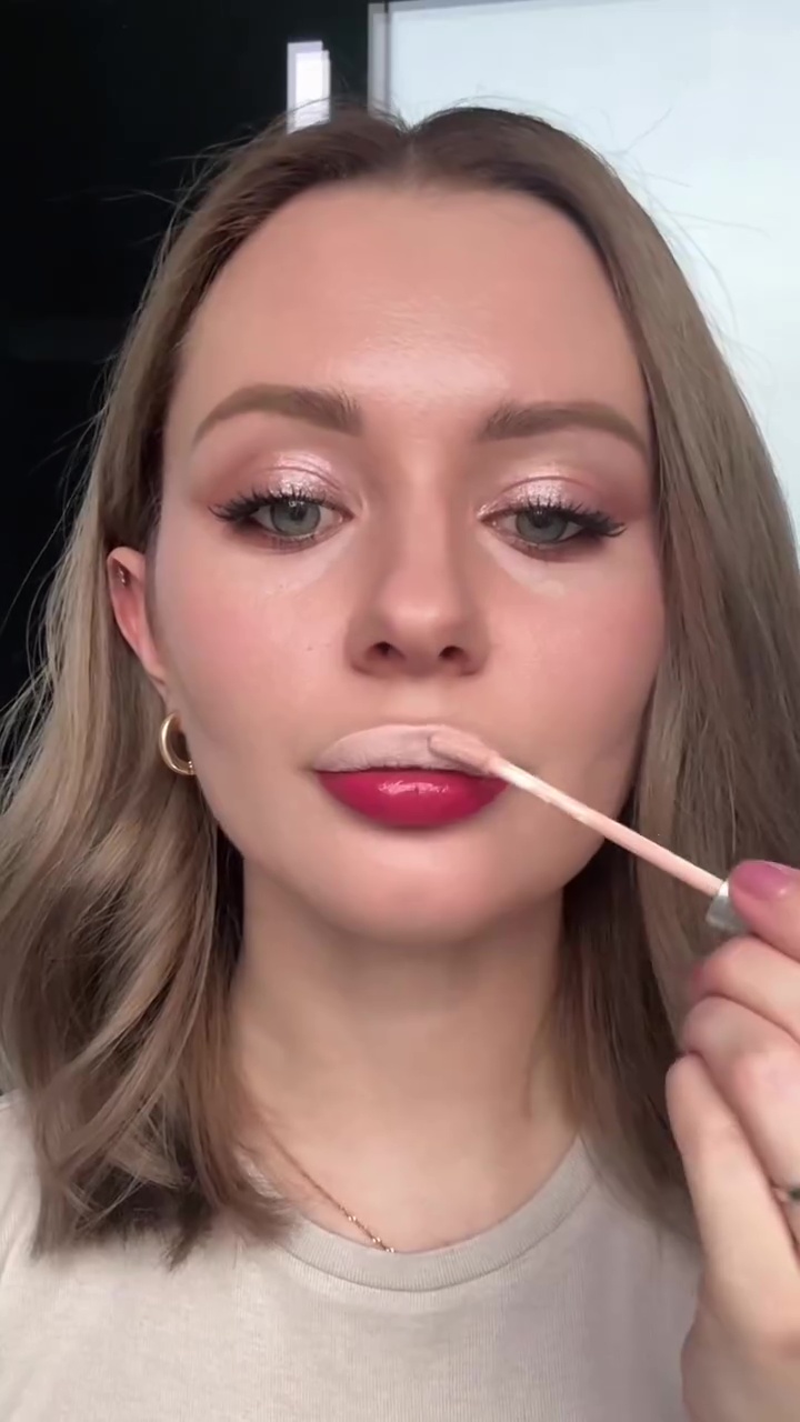 Bukan untuk samarkan noda, wanita ini jajal concealer untuk lipstik, hasilnya bikin bibir auto plumpy
