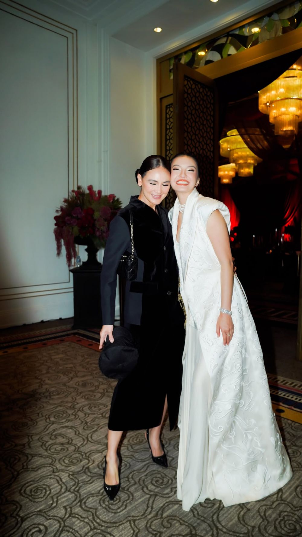 Dinobatkan sebagai "presiden jomblo" baru, intip 11 potret kedekatan Raline Shah dengan Luna Maya