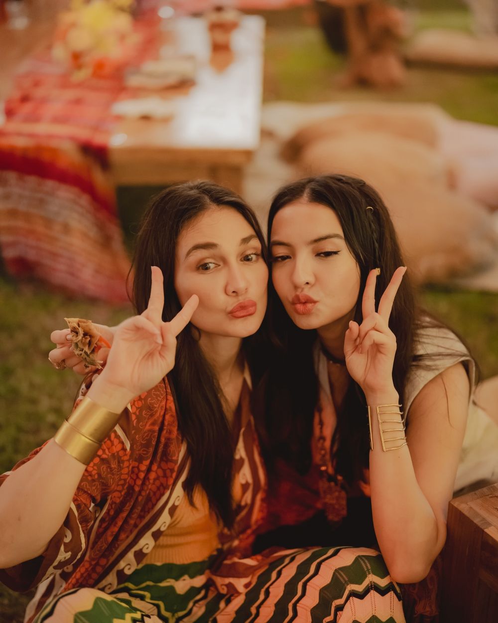 Dinobatkan sebagai "presiden jomblo" baru, intip 11 potret kedekatan Raline Shah dengan Luna Maya