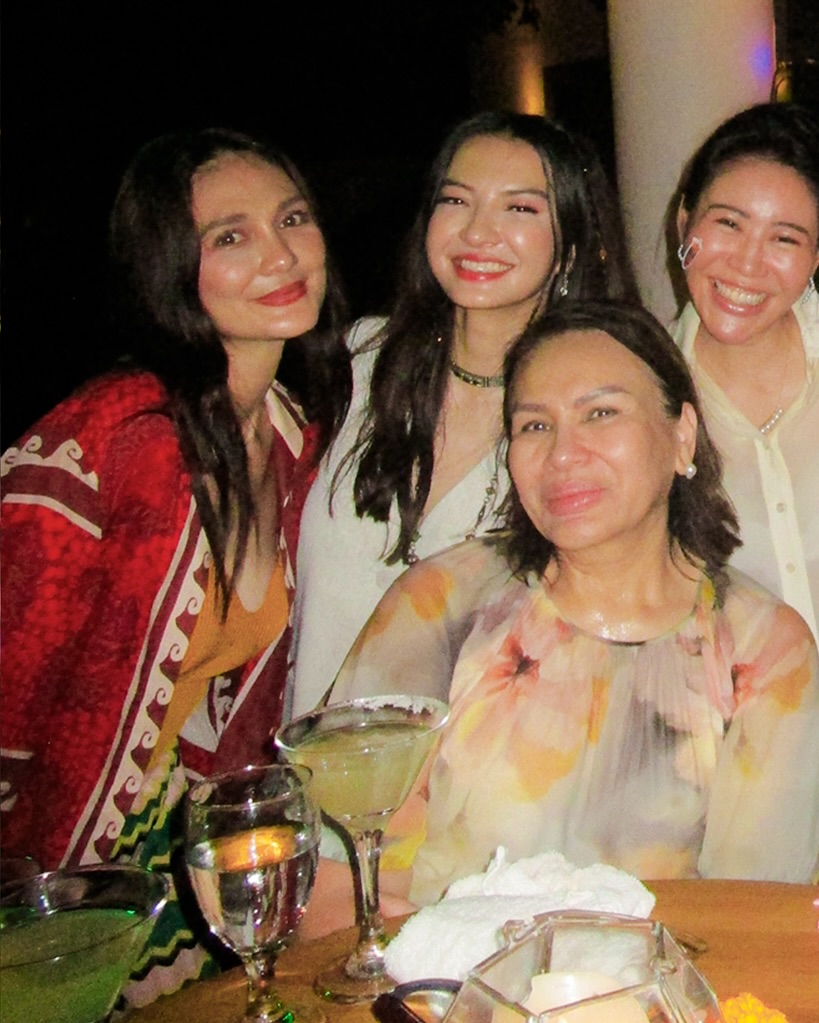 Dinobatkan sebagai "presiden jomblo" baru, intip 11 potret kedekatan Raline Shah dengan Luna Maya