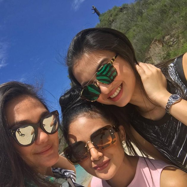 Dinobatkan sebagai "presiden jomblo" baru, intip 11 potret kedekatan Raline Shah dengan Luna Maya