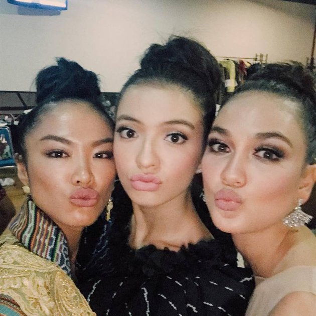 Dinobatkan sebagai "presiden jomblo" baru, intip 11 potret kedekatan Raline Shah dengan Luna Maya