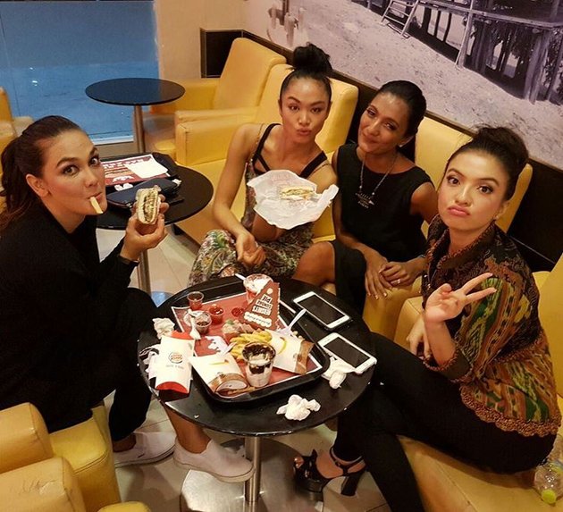 Dinobatkan sebagai "presiden jomblo" baru, intip 11 potret kedekatan Raline Shah dengan Luna Maya