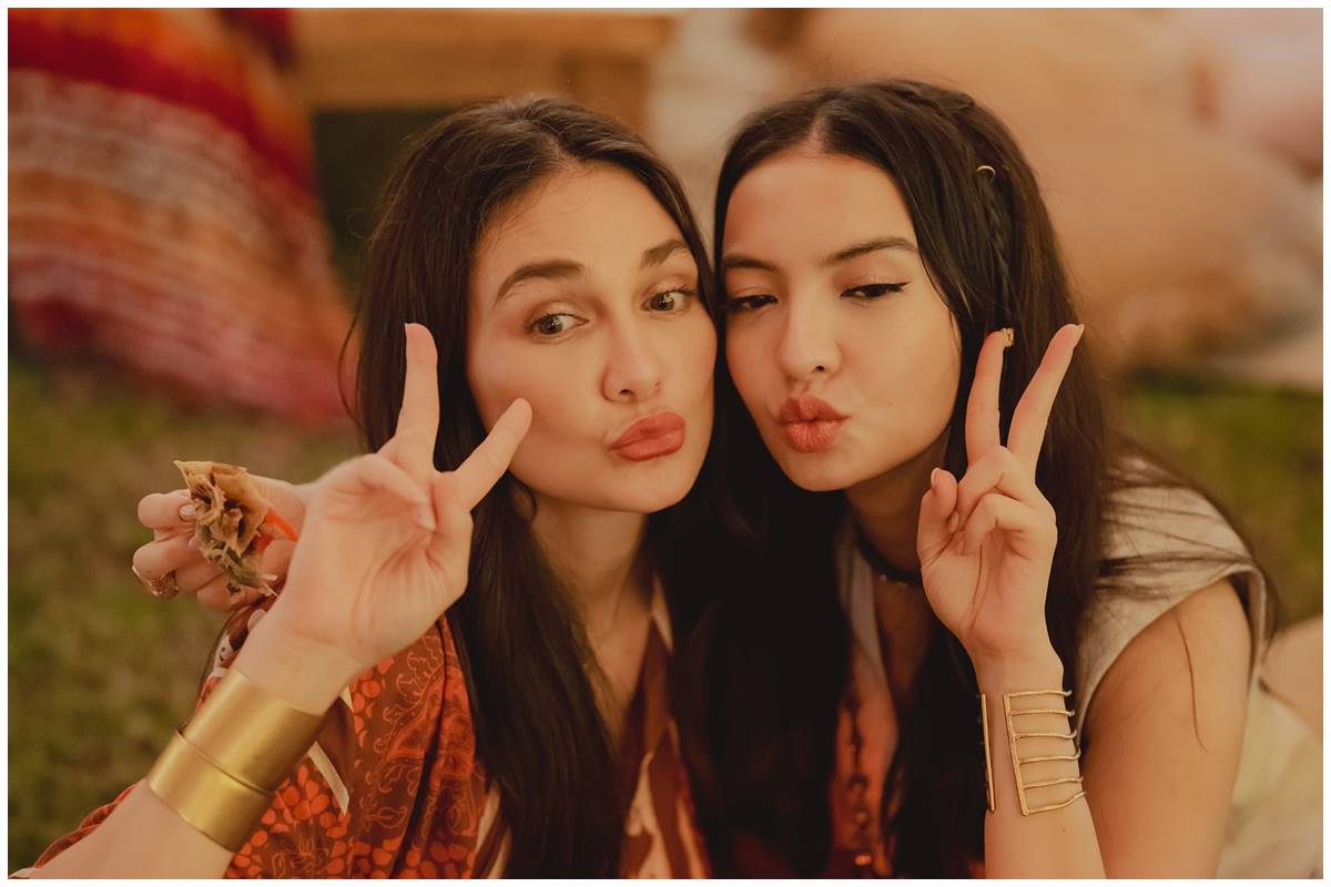 Dinobatkan sebagai "presiden jomblo" baru, intip 11 potret kedekatan Raline Shah dengan Luna Maya