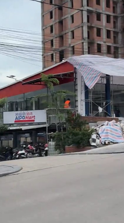 Pria ini liburan ke Kamboja, tunjukkan view kondisi jalannya, 9 potretnya malah serasa ada di Bekasi