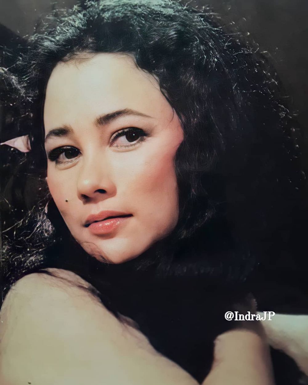 Dinobatkan jadi ratu film horor era 80-an, begini 11 paras cantik Suzzanna saat muda di foto jadul