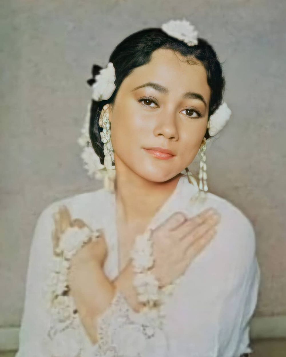 Dinobatkan jadi ratu film horor era 80-an, begini 11 paras cantik Suzzanna saat muda di foto jadul