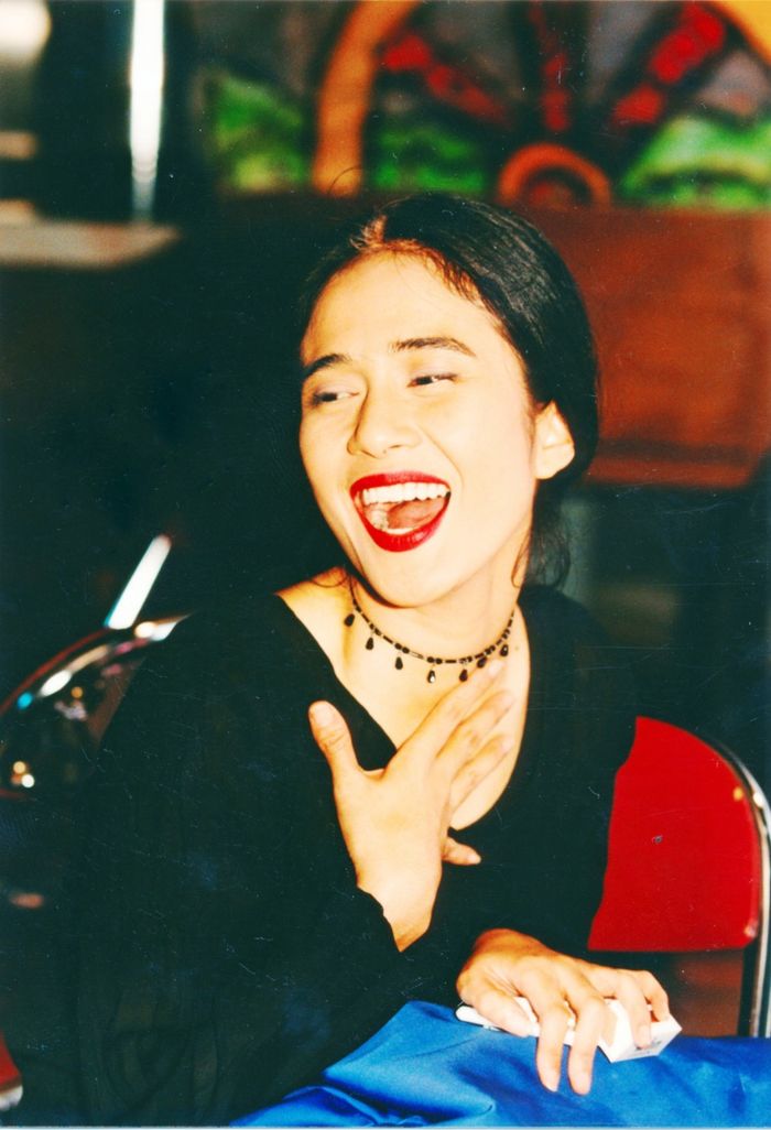 Model cantik berpose sama Ari Wibowo ini meninggal karena kanker rahim, 11 potret lawas yang menawan