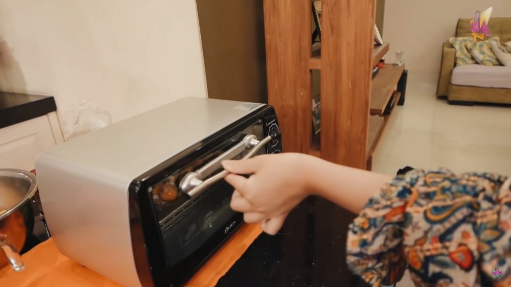 Tak kalah mewah dari rumah sang anak, ini 7 cara ibunda Irish Bella menata dapur minimalis tanpa sekat