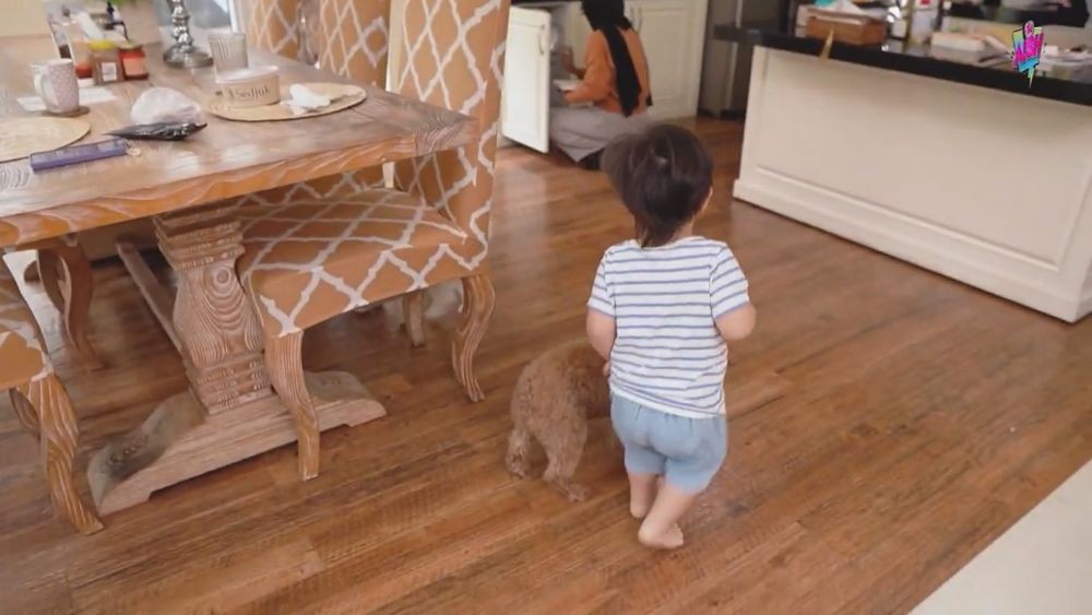 Tak kalah mewah dari rumah sang anak, ini 7 cara ibunda Irish Bella menata dapur minimalis tanpa sekat