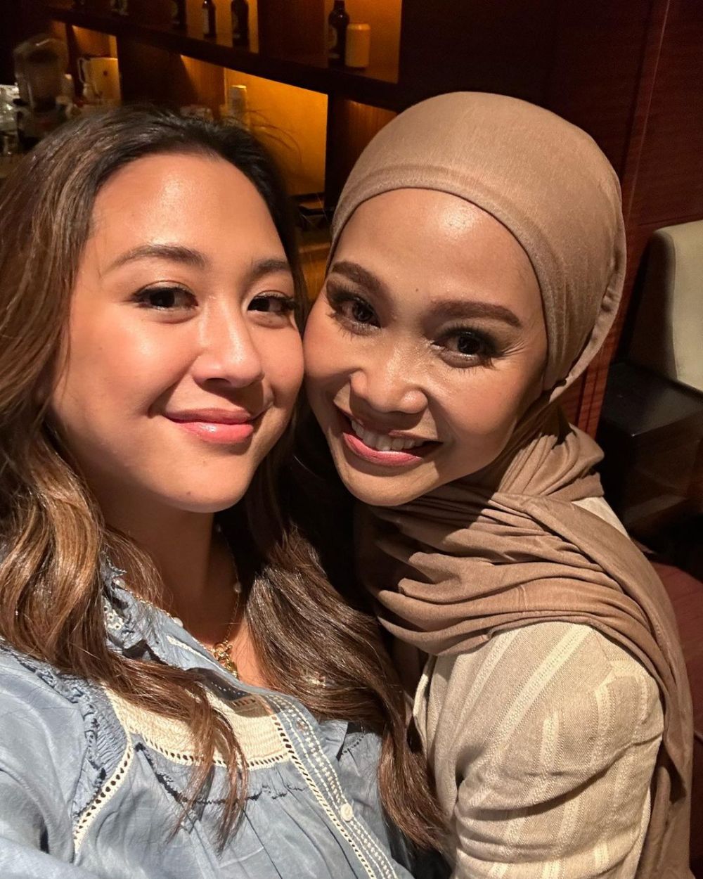 Usia 52 tahun cantik awet muda kini mantap berhijab, 11 potret terbaru Ibu Sherina di film