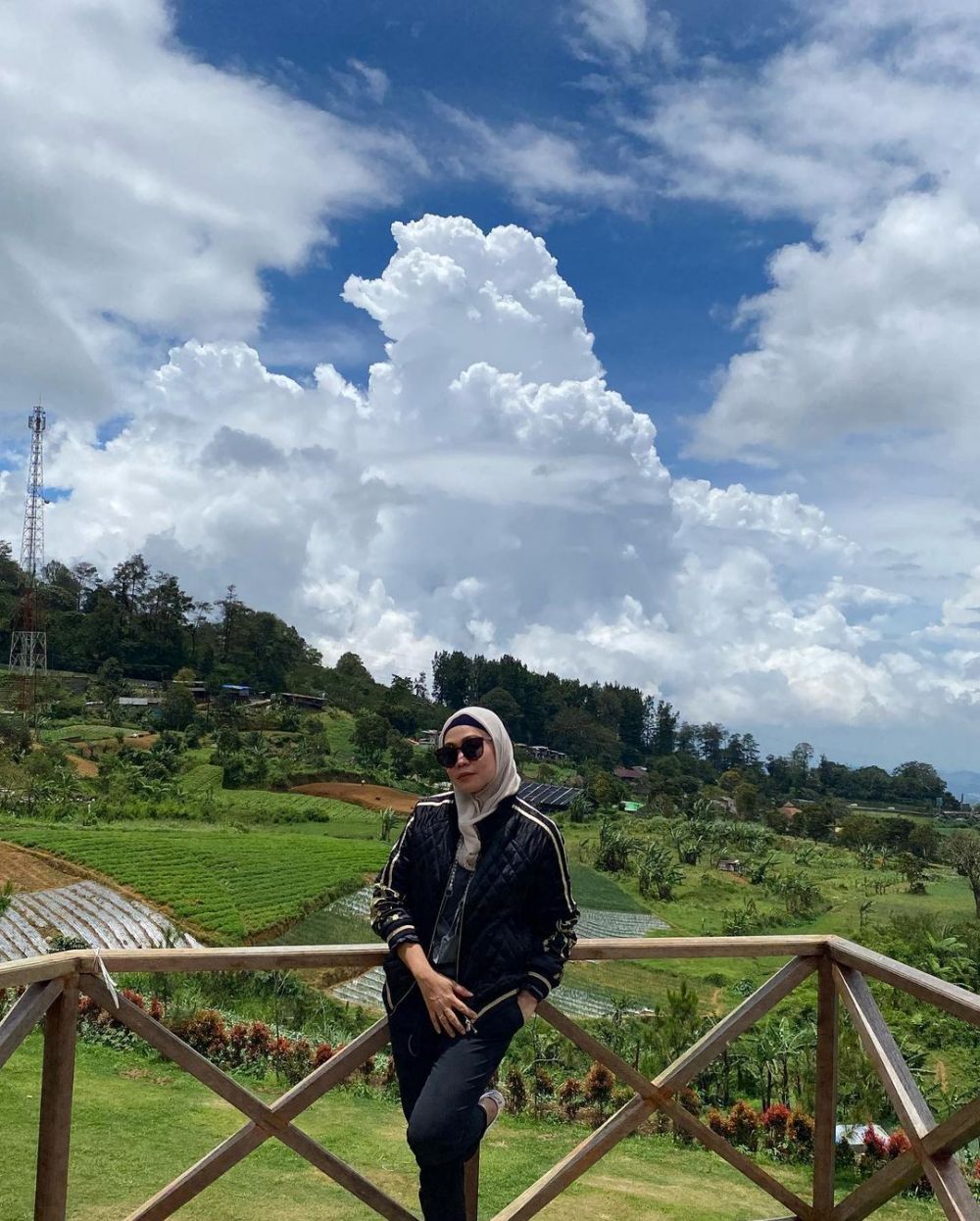 Usia 52 tahun cantik awet muda kini mantap berhijab, 11 potret terbaru Ibu Sherina di film