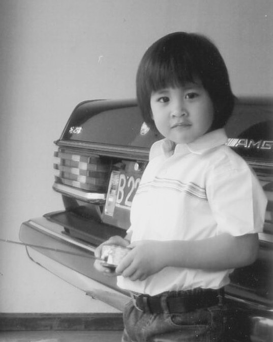 Hidup frugal dan pilih naik MRT ke kantor, ini 11 potret transformasi Rafi Akbar anak Adjie Pangestu