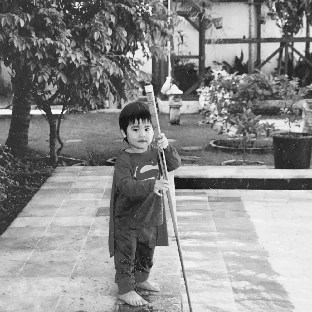 Hidup frugal dan pilih naik MRT ke kantor, ini 11 potret transformasi Rafi Akbar anak Adjie Pangestu