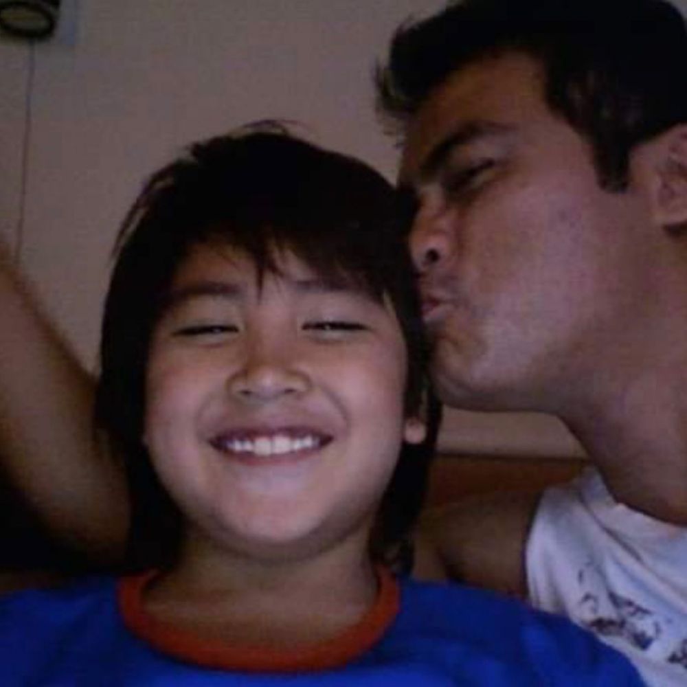 Hidup frugal dan pilih naik MRT ke kantor, ini 11 potret transformasi Rafi Akbar anak Adjie Pangestu