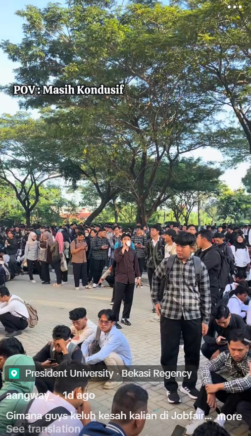 7 Potret lautan manusia ikut job fair di Bekasi diwarnai ricuh hingga banyak yang pingsan, bikin pilu