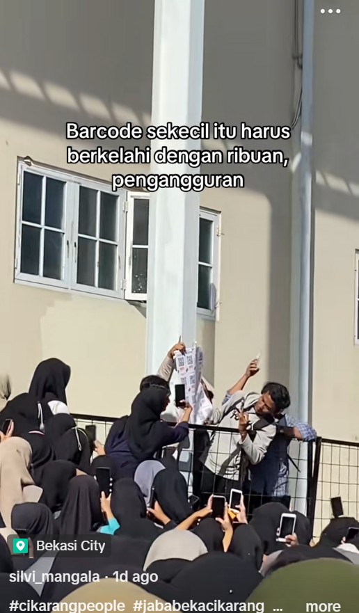 7 Potret lautan manusia ikut job fair di Bekasi diwarnai ricuh hingga banyak yang pingsan, bikin pilu