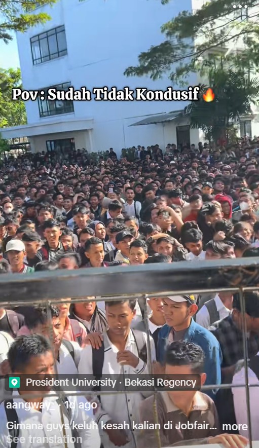 7 Potret lautan manusia ikut job fair di Bekasi diwarnai ricuh hingga banyak yang pingsan, bikin pilu