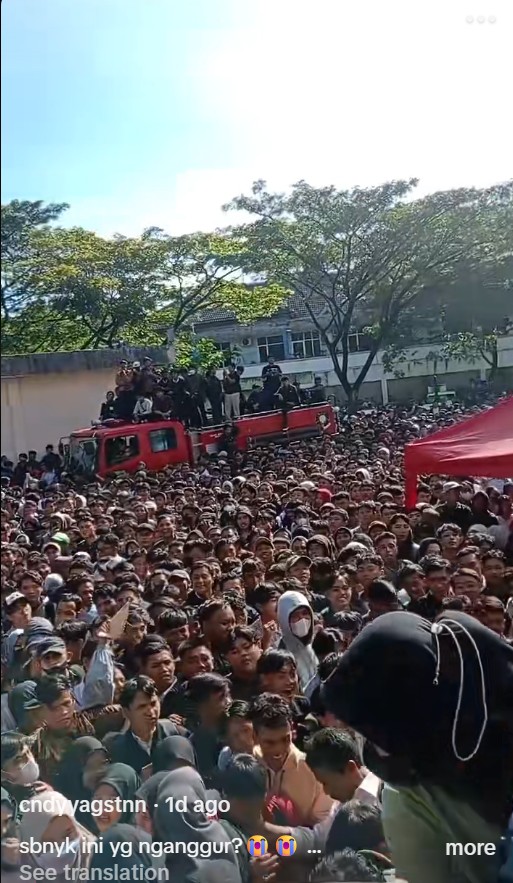 7 Potret lautan manusia ikut job fair di Bekasi diwarnai ricuh hingga banyak yang pingsan, bikin pilu