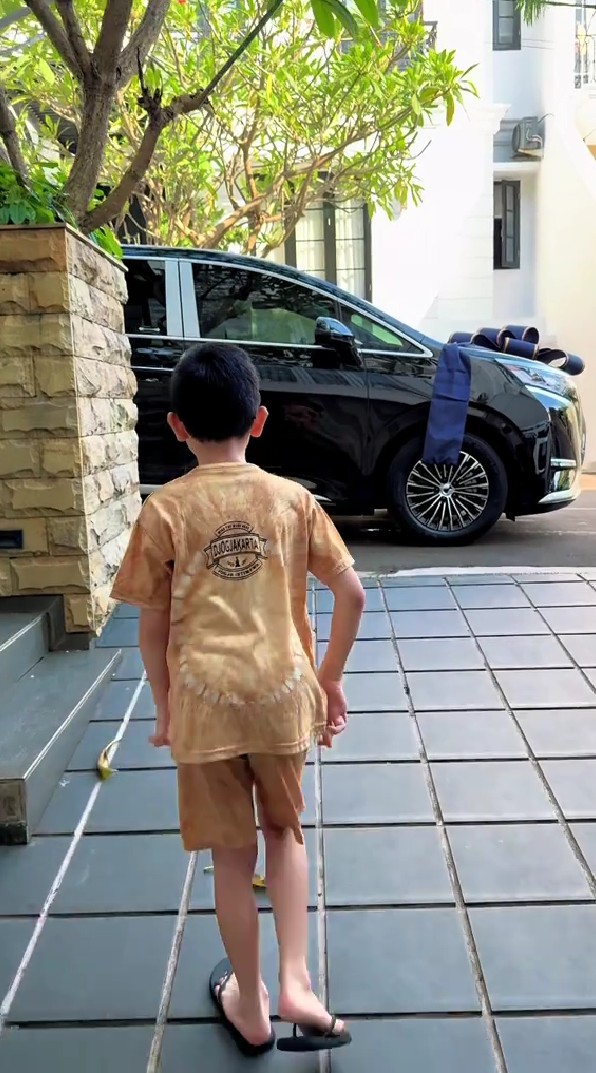 Manjakan anak semata wayang, ini 5 potret Kirana Larasati beri hadiah mobil di ultahnya ke-9