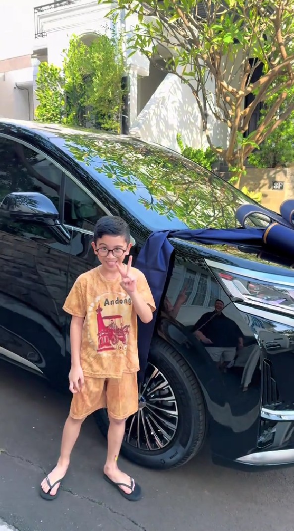 Manjakan anak semata wayang, ini 5 potret Kirana Larasati beri hadiah mobil di ultahnya ke-9