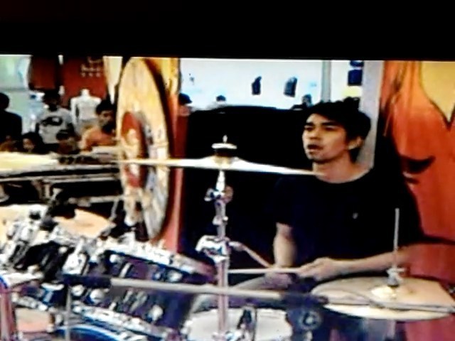 7 Potret jadul Raffi Ahmad jadi personel band RADIO sebagai drummer, wajah polosnya bikin nostalgia