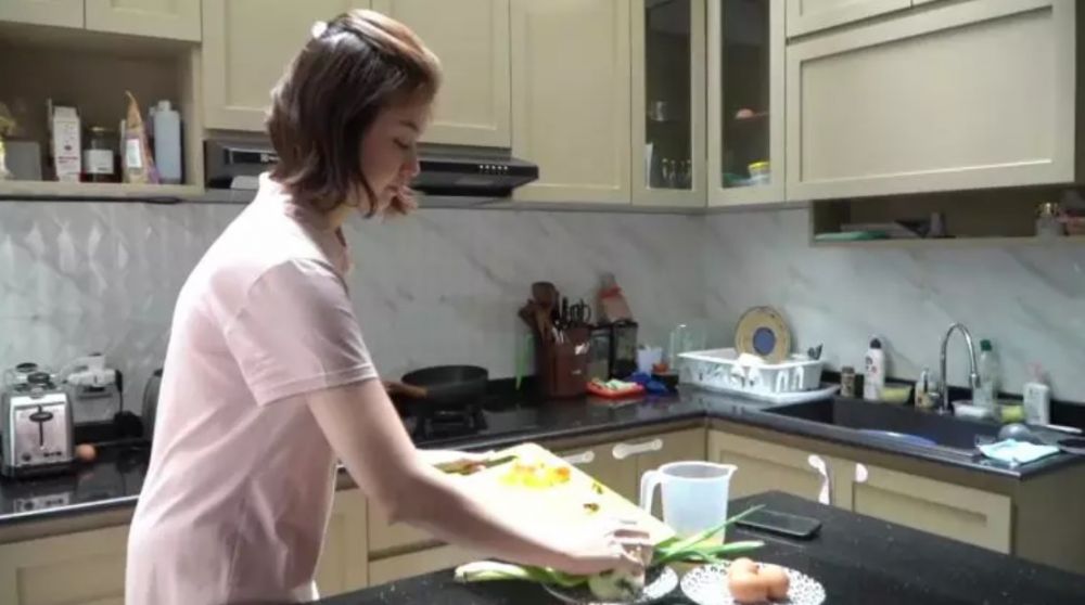 Hobi masak sejak gadis, ini 7 cara Kimberly Ryder menata dapurnya tetap compact meski full perabot