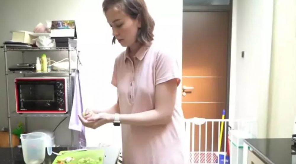 Hobi masak sejak gadis, ini 7 cara Kimberly Ryder menata dapurnya tetap compact meski full perabot