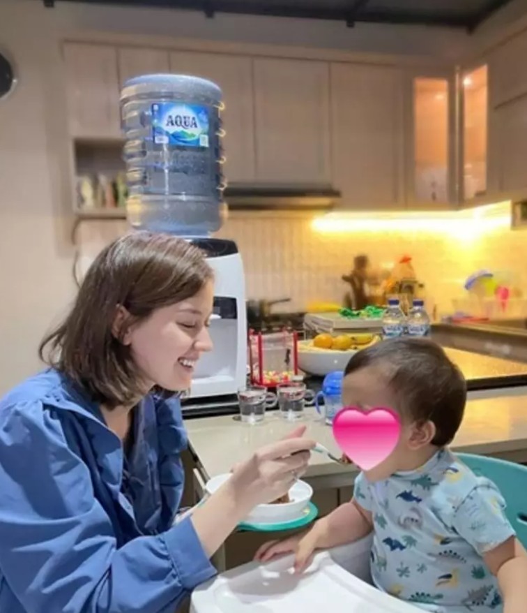 Hobi masak sejak gadis, ini 7 cara Kimberly Ryder menata dapurnya tetap compact meski full perabot