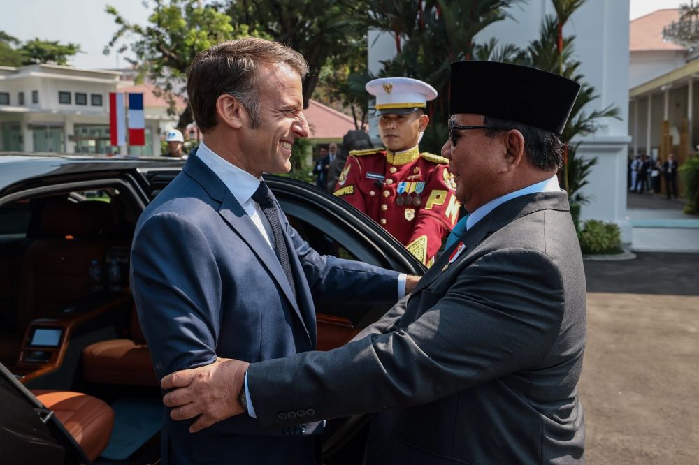 Sambil bergandengan tangan, Presiden Macron serta Brigitte tiba di Yogyakarta dan disambut Prabowo