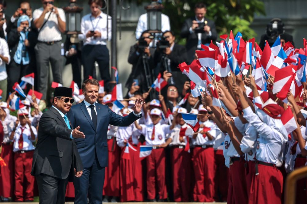 Sambil bergandengan tangan, Presiden Macron serta Brigitte tiba di Yogyakarta dan disambut Prabowo
