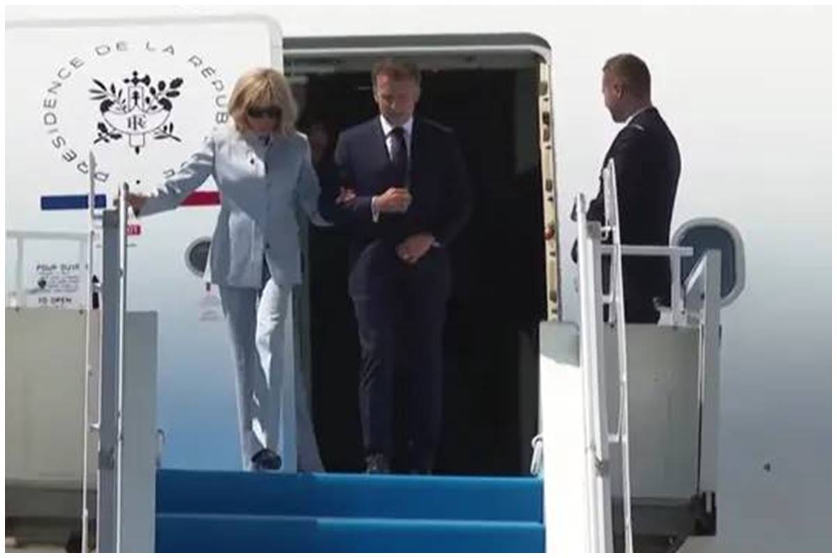 Sambil bergandengan tangan, Presiden Macron serta Brigitte tiba di Yogyakarta dan disambut Prabowo