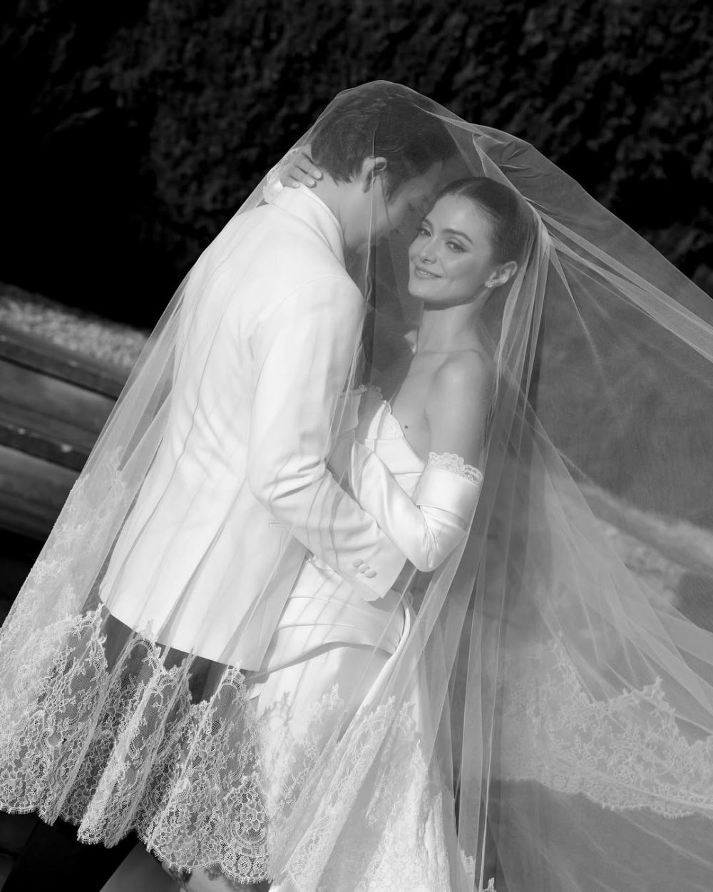 Akhirnya unggah foto menikah, 10 potret Amanda Rawless dipersunting Adriel Susanteo ini romantis abis