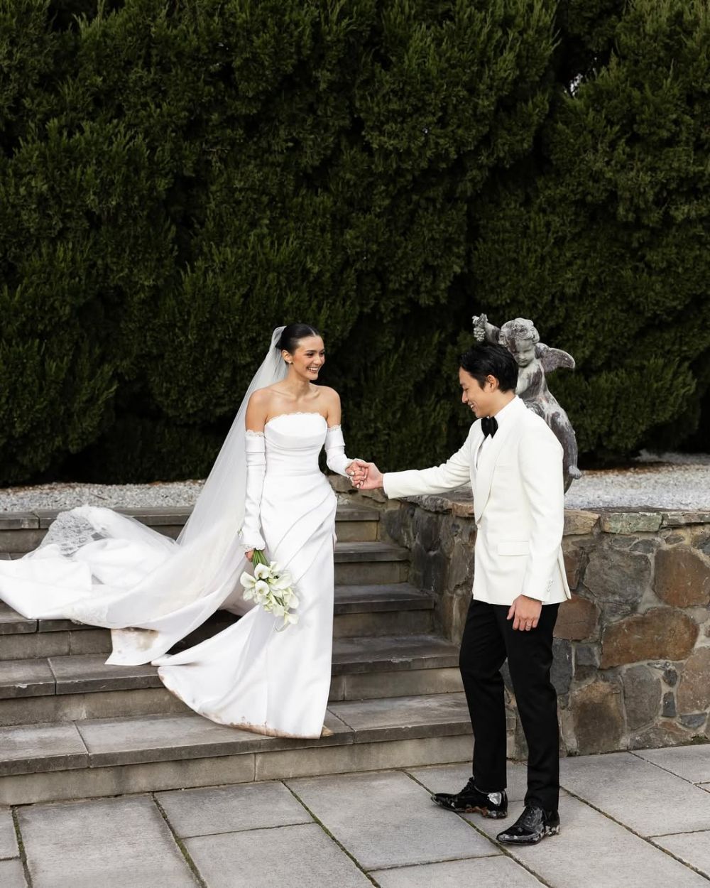 Akhirnya unggah foto menikah, 10 potret Amanda Rawless dipersunting Adriel Susanteo ini romantis abis