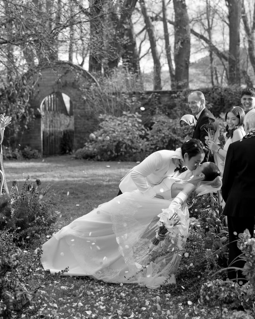 Akhirnya unggah foto menikah, 10 potret Amanda Rawless dipersunting Adriel Susanteo ini romantis abis