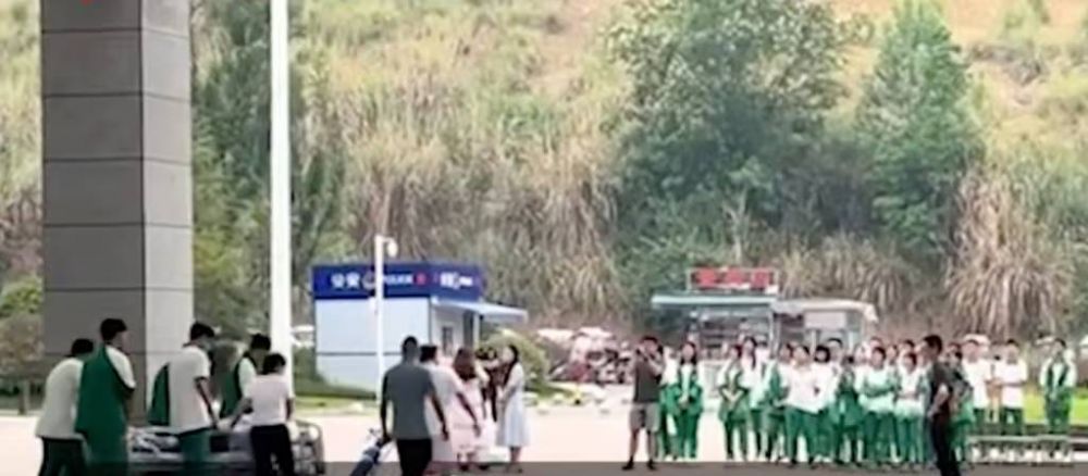 Para siswa jalan kaki 2 km demi foto kelulusan bareng temannya yang sakit parah untuk terakhir kali