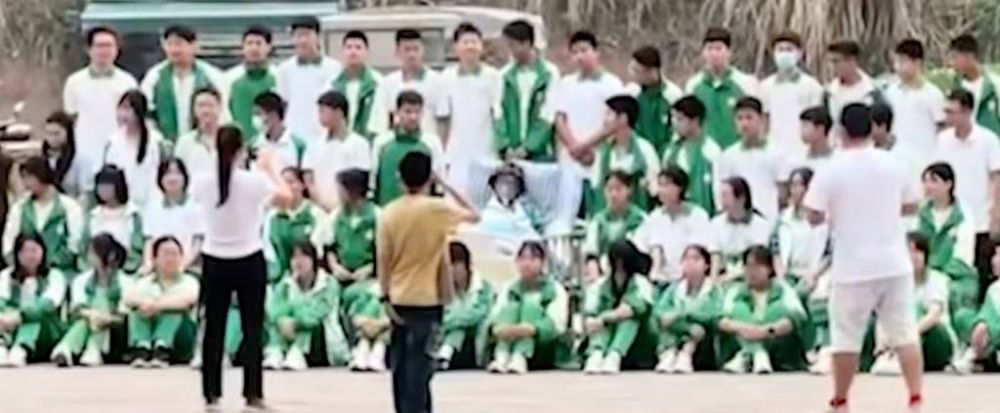 Para siswa jalan kaki 2 km demi foto kelulusan bareng temannya yang sakit parah untuk terakhir kali