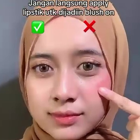 Jangan langsung dioles ke pipi, ini trik pakai lipstik untuk blush on agar hasilnya nggak nge-blok