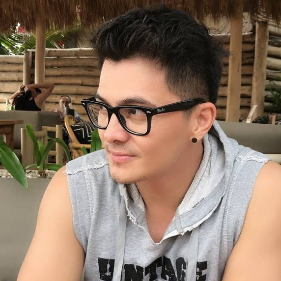 Macho dan jadi hot daddy di usia 46, ini 7 potret Roy Jordy pemeran Suliwa di Angling Dharma