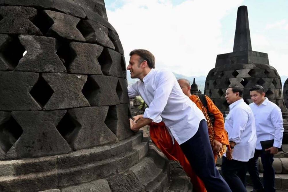 Viral Presiden Macron sentuh patung Budha saat naik ke puncak Candi Borobudur