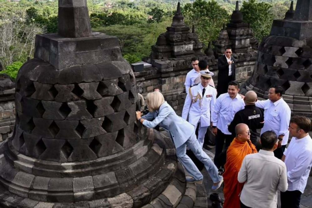 Viral Presiden Macron sentuh patung Budha saat naik ke puncak Candi Borobudur