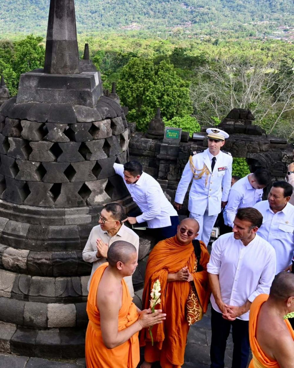Viral Presiden Macron sentuh patung Budha saat naik ke puncak Candi Borobudur