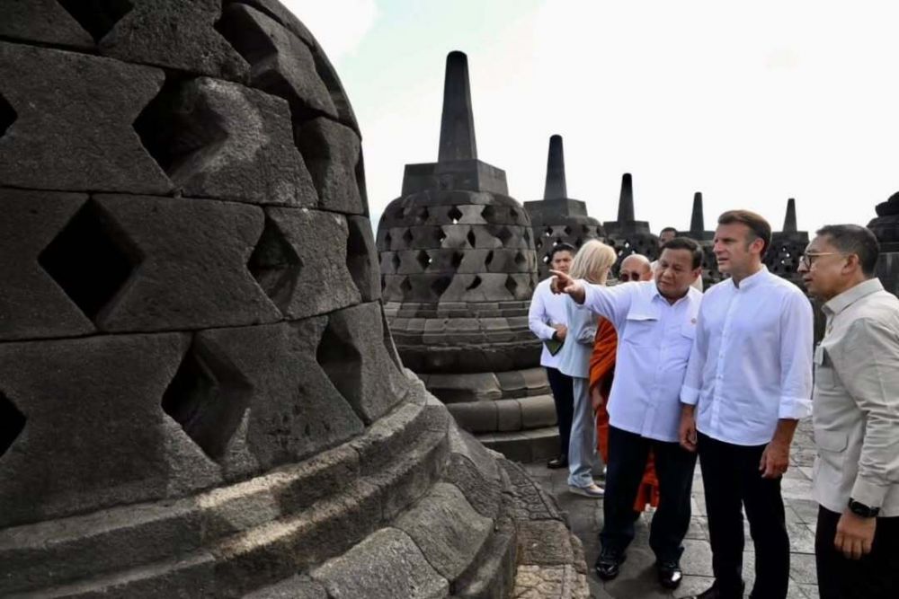Viral Presiden Macron sentuh patung Budha saat naik ke puncak Candi Borobudur
