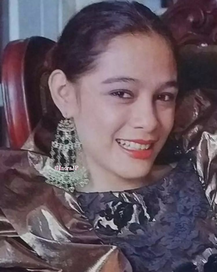 Dulu jadi Gadis Warkop, ini 11 potret Nena Rosier saat muda yang pesonanya bikin jatuh hati