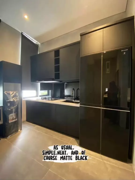 Jadi lebih mewah usai renovasi, ini 5 cara Desta menata dapur minimalis serba hitam tetap estetik