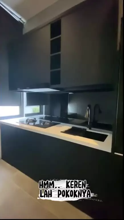 Jadi lebih mewah usai renovasi, ini 5 cara Desta menata dapur minimalis serba hitam tetap estetik
