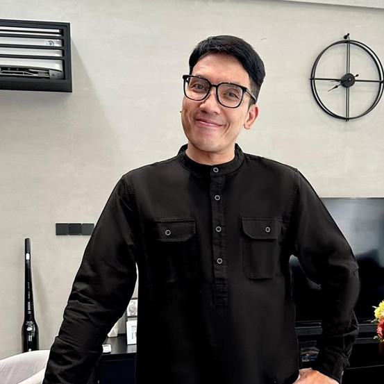 Jadi lebih mewah usai renovasi, ini 5 cara Desta menata dapur minimalis serba hitam tetap estetik