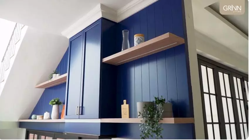 Dibangun di bawah tangga, ini 5 cara Rianti Cartwright  menata dapur segaris tetap rapi dan mewah